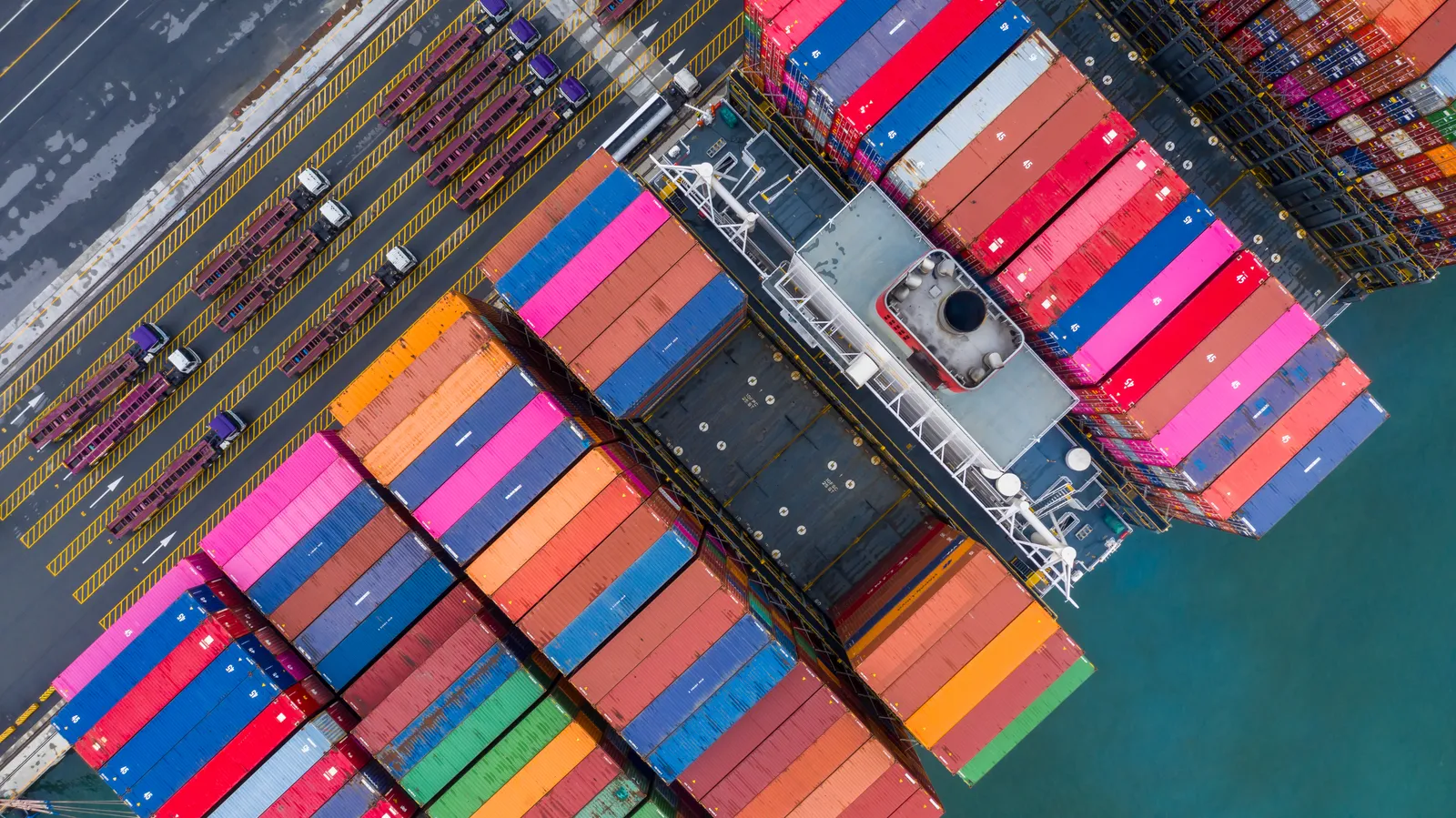 Vue aérienne d'un porte-conteneurs à quai dans un port de commerce