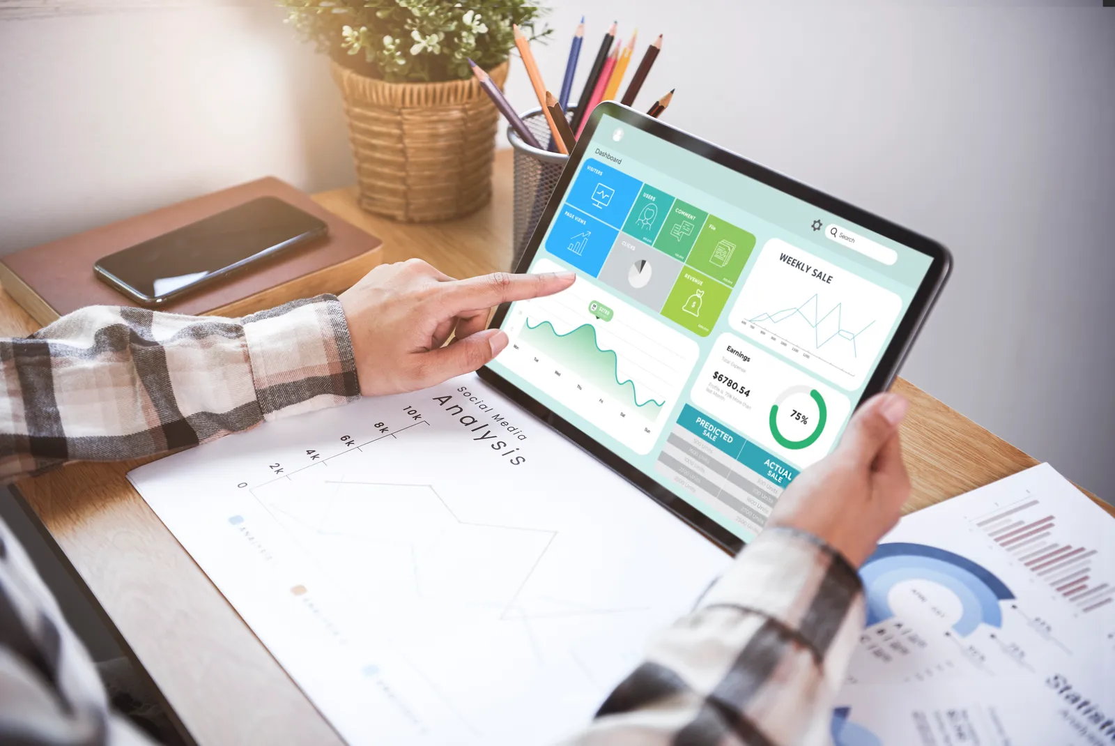 Tableau de bord financier consulté sur une tablette