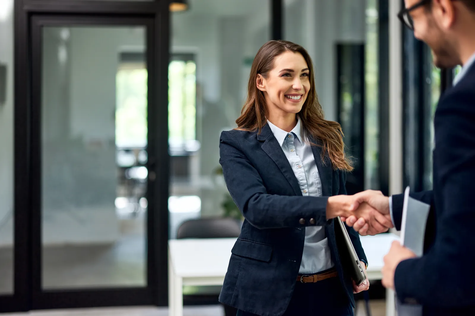 Poignée de main entre deux professionnels dans un bureau