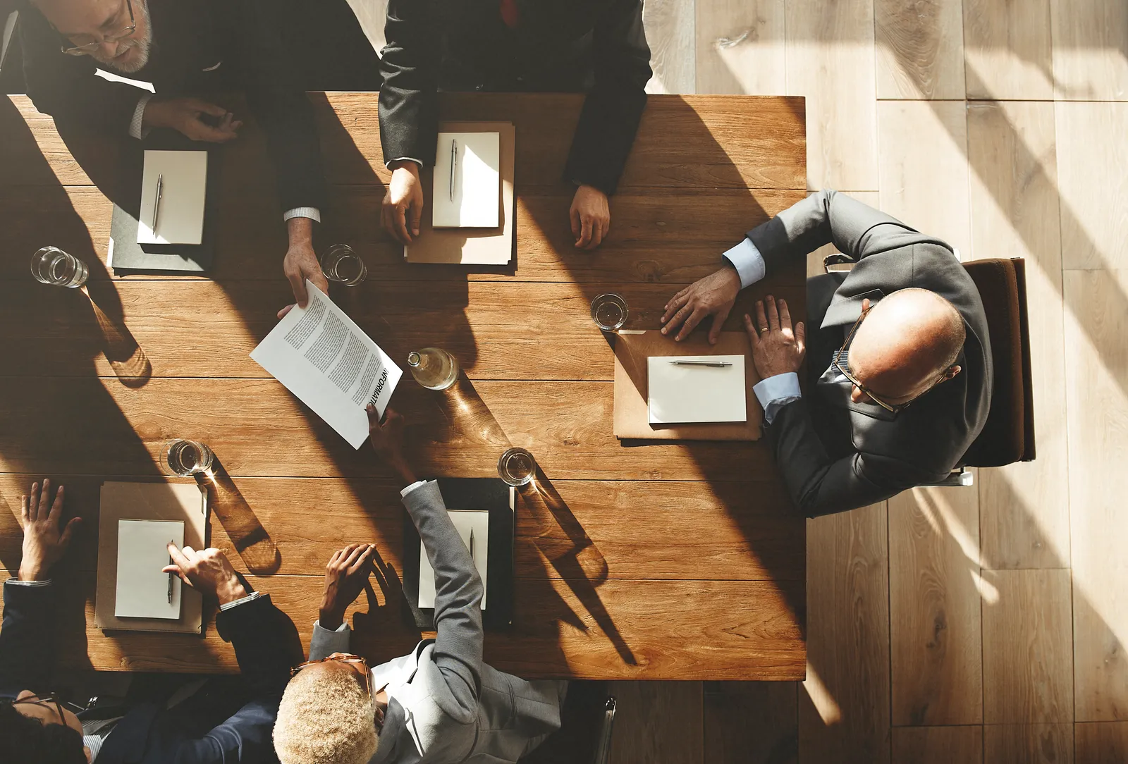 Réunion vue de dessus autour d'une table couverte de documents