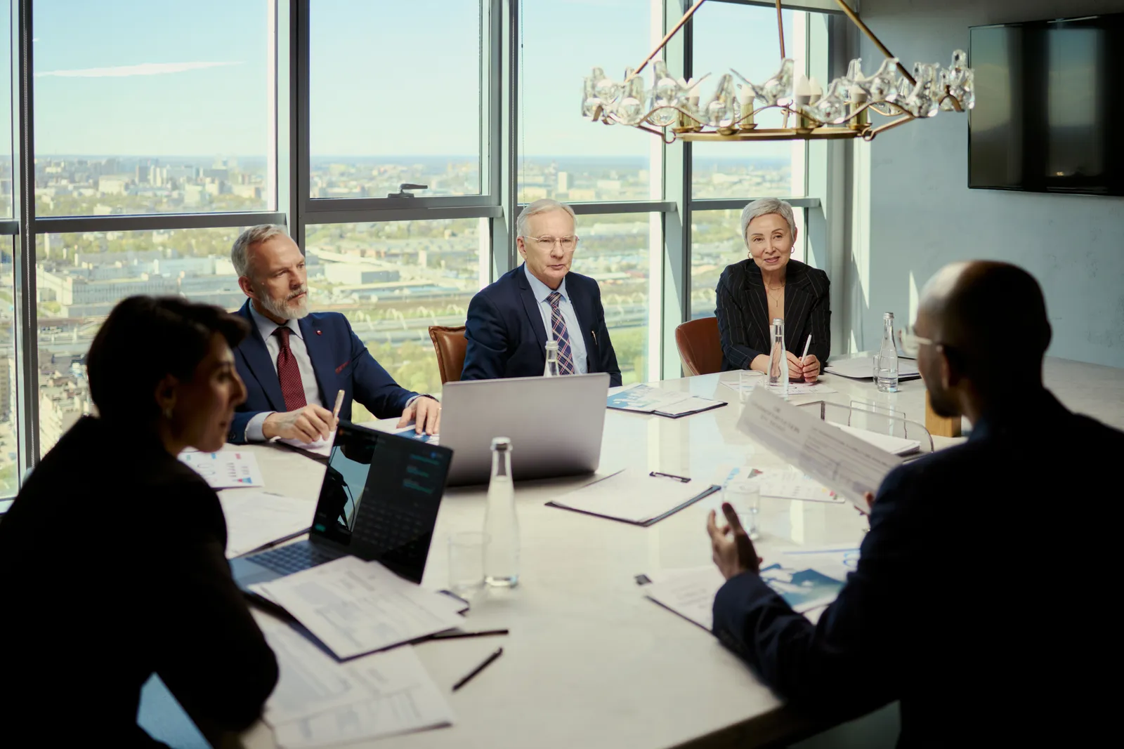 Dirigeants réunis dans une salle de conseil avec vue sur la ville