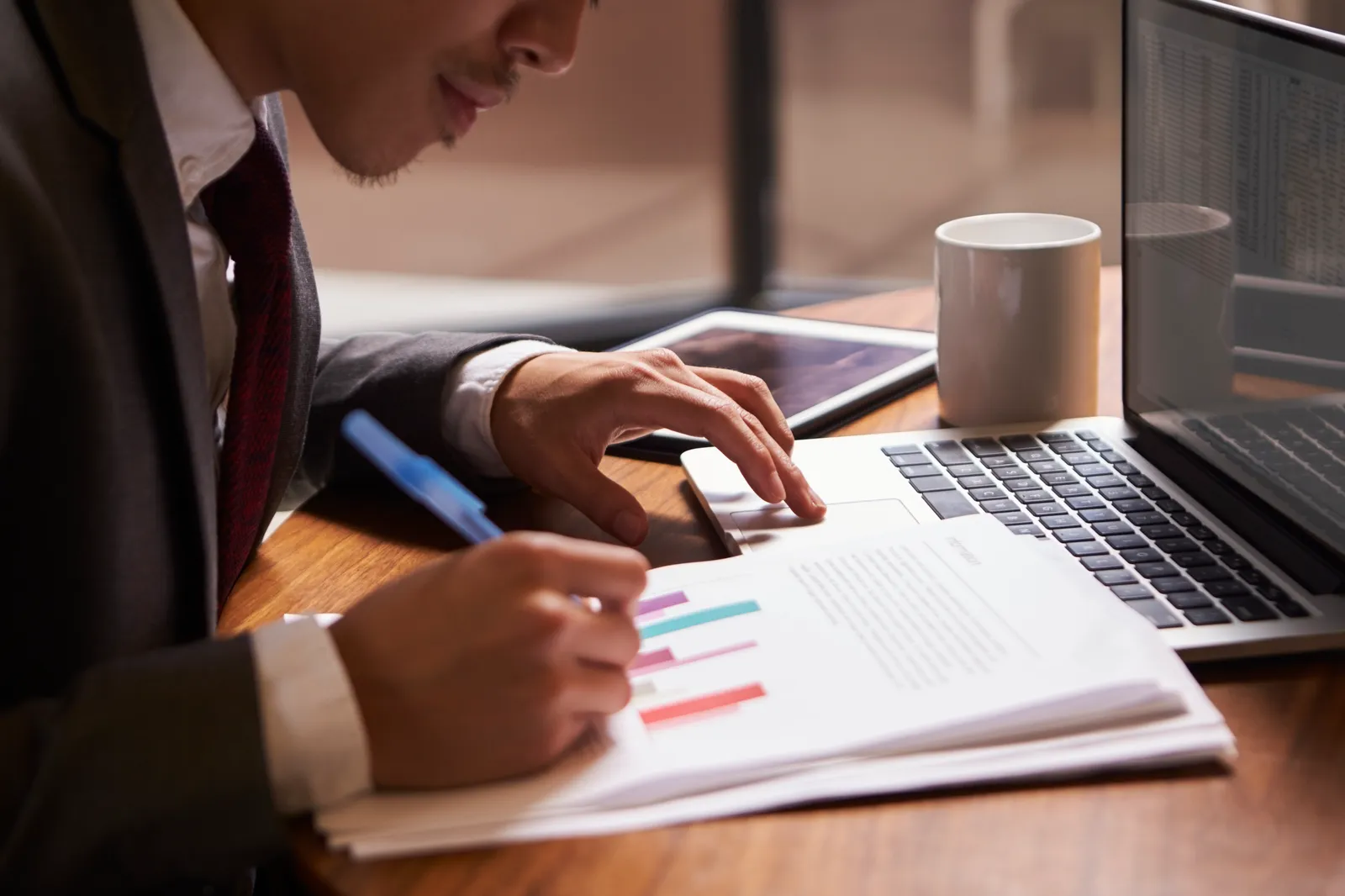 Homme examinant un rapport financier à son bureau