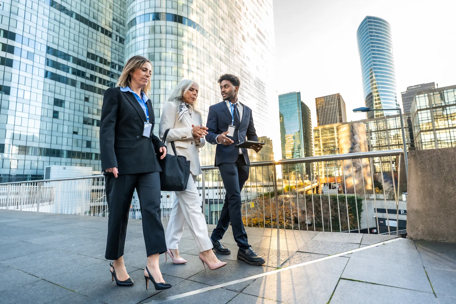 Professionnels marchant entre des tours de bureaux