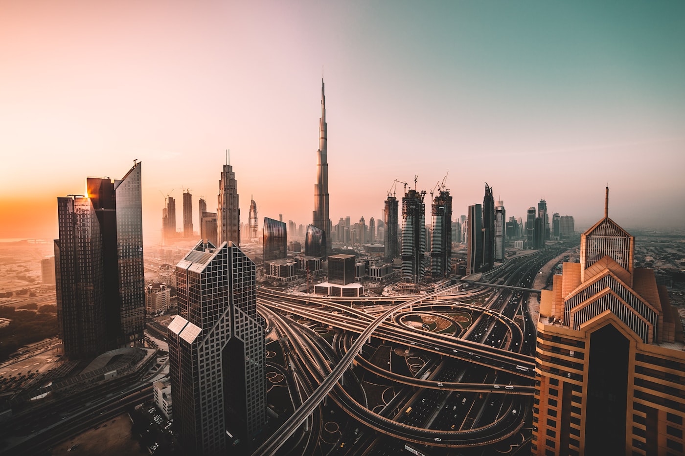 Skyline de Dubaï au crépuscule, avec la Burj Khalifa
